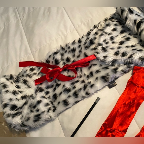Adult Cruella Deville Shawl Gloves & Long Cigarette - Picture 2 of 3